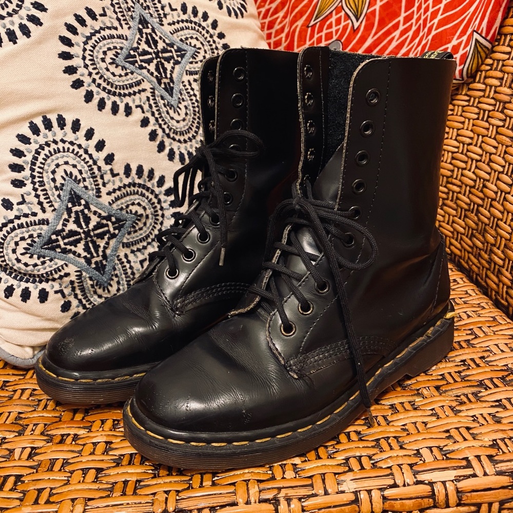 VINTAGE MADE IN ENGLAND DR MARTENS DOC MARTENS
